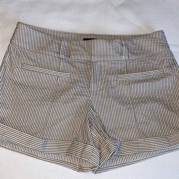 Bebe Woman’s Striped Shorts Size 2 - Picture 5 of 12
